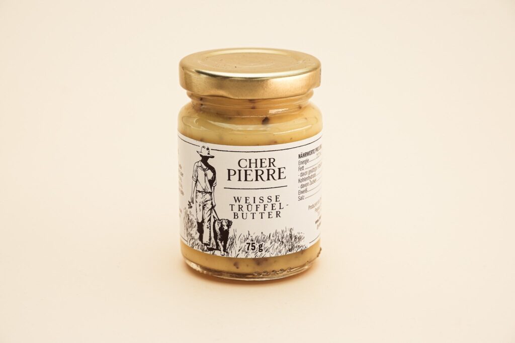 Geklärte weiße Trüffelbutter beim Verfeinern eines Gerichts